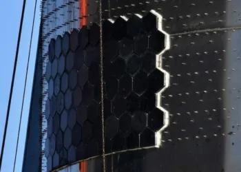 El sistema de protección térmica de la Starship es el factor crítico que determina no solo la supervivencia del vehículo, sino también la viabilidad operacional del concepto de reacondicionamiento mínimo entre vuelos.