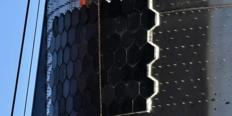 El sistema de protección térmica de la Starship es el factor crítico que determina no solo la supervivencia del vehículo, sino también la viabilidad operacional del concepto de reacondicionamiento mínimo entre vuelos.