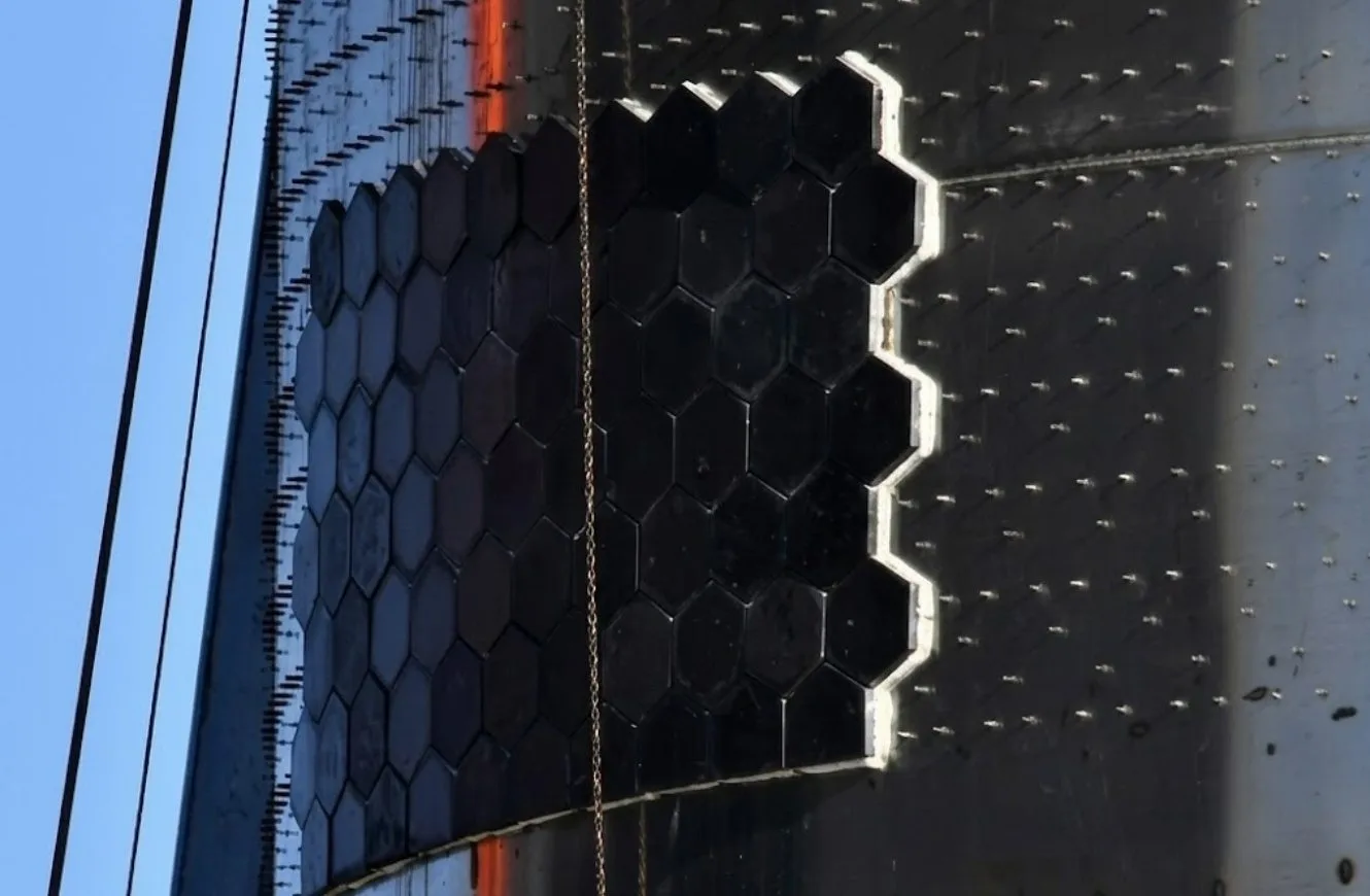 El sistema de protección térmica de la Starship es el factor crítico que determina no solo la supervivencia del vehículo, sino también la viabilidad operacional del concepto de reacondicionamiento mínimo entre vuelos.