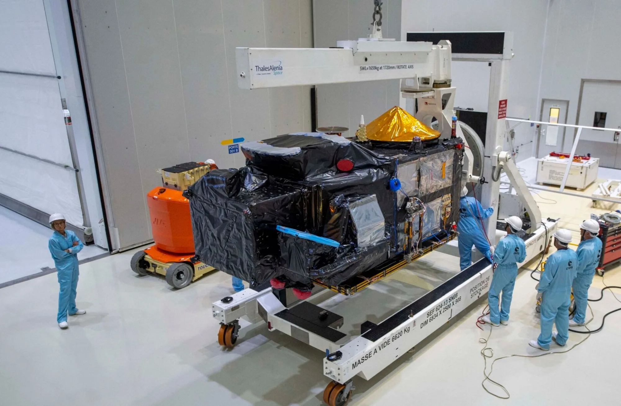 Imagen de Sentinel 3C siendo desempaquetada. Crédito: ESA.