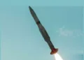 Un misil Standard Missile 2 (SM-2) de la Real Armada Australiana es disparado desde el sistema de lanzamiento expedicionario Derringer montado sobre un remolque durante el ejercicio Taipan Strike 26 en el campo de pruebas de Woomera, en Australia Meridional. Crédito: Fuerzas de Defensa australianas. misil naval SM-2