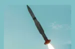 Un misil Standard Missile 2 (SM-2) de la Real Armada Australiana es disparado desde el sistema de lanzamiento expedicionario Derringer montado sobre un remolque durante el ejercicio Taipan Strike 26 en el campo de pruebas de Woomera, en Australia Meridional. Crédito: Fuerzas de Defensa australianas. misil naval SM-2