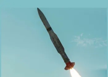 Un misil Standard Missile 2 (SM-2) de la Real Armada Australiana es disparado desde el sistema de lanzamiento expedicionario Derringer montado sobre un remolque durante el ejercicio Taipan Strike 26 en el campo de pruebas de Woomera, en Australia Meridional. Crédito: Fuerzas de Defensa australianas. misil naval SM-2