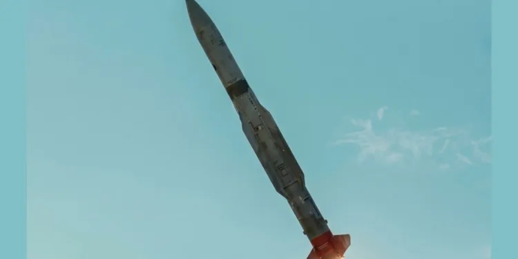 Un misil Standard Missile 2 (SM-2) de la Real Armada Australiana es disparado desde el sistema de lanzamiento expedicionario Derringer montado sobre un remolque durante el ejercicio Taipan Strike 26 en el campo de pruebas de Woomera, en Australia Meridional. Crédito: Fuerzas de Defensa australianas. misil naval SM-2