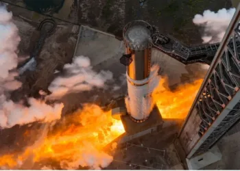 La Ship 40 de SpaceX completó con éxito un encendido estático de un minuto de duración en las instalaciones de Massey Outpost en Starbase, Texas.