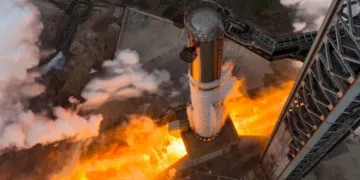 La Ship 40 de SpaceX completó con éxito un encendido estático de un minuto de duración en las instalaciones de Massey Outpost en Starbase, Texas.