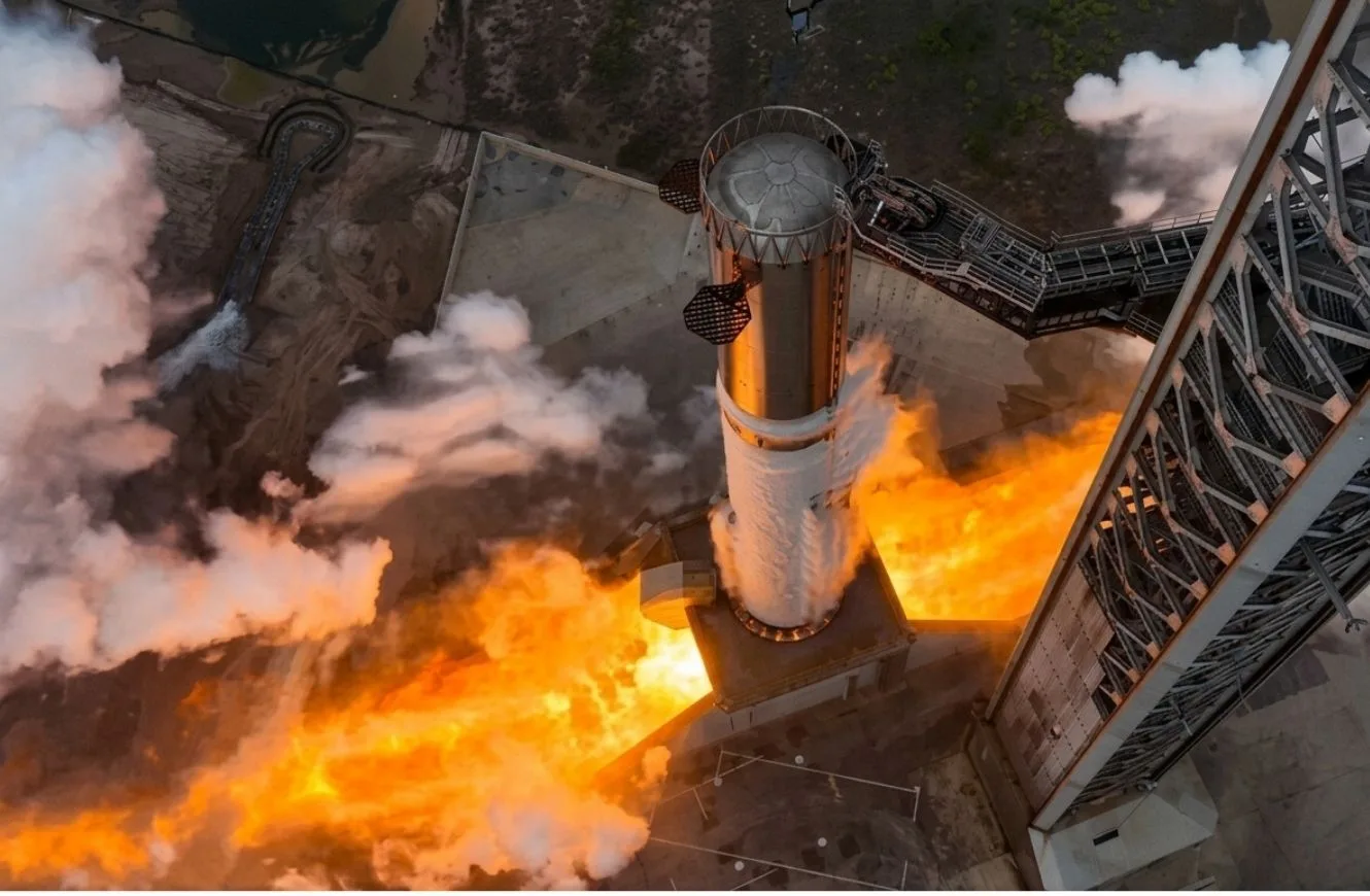 La Ship 40 de SpaceX completó con éxito un encendido estático de un minuto de duración en las instalaciones de Massey Outpost en Starbase, Texas.
