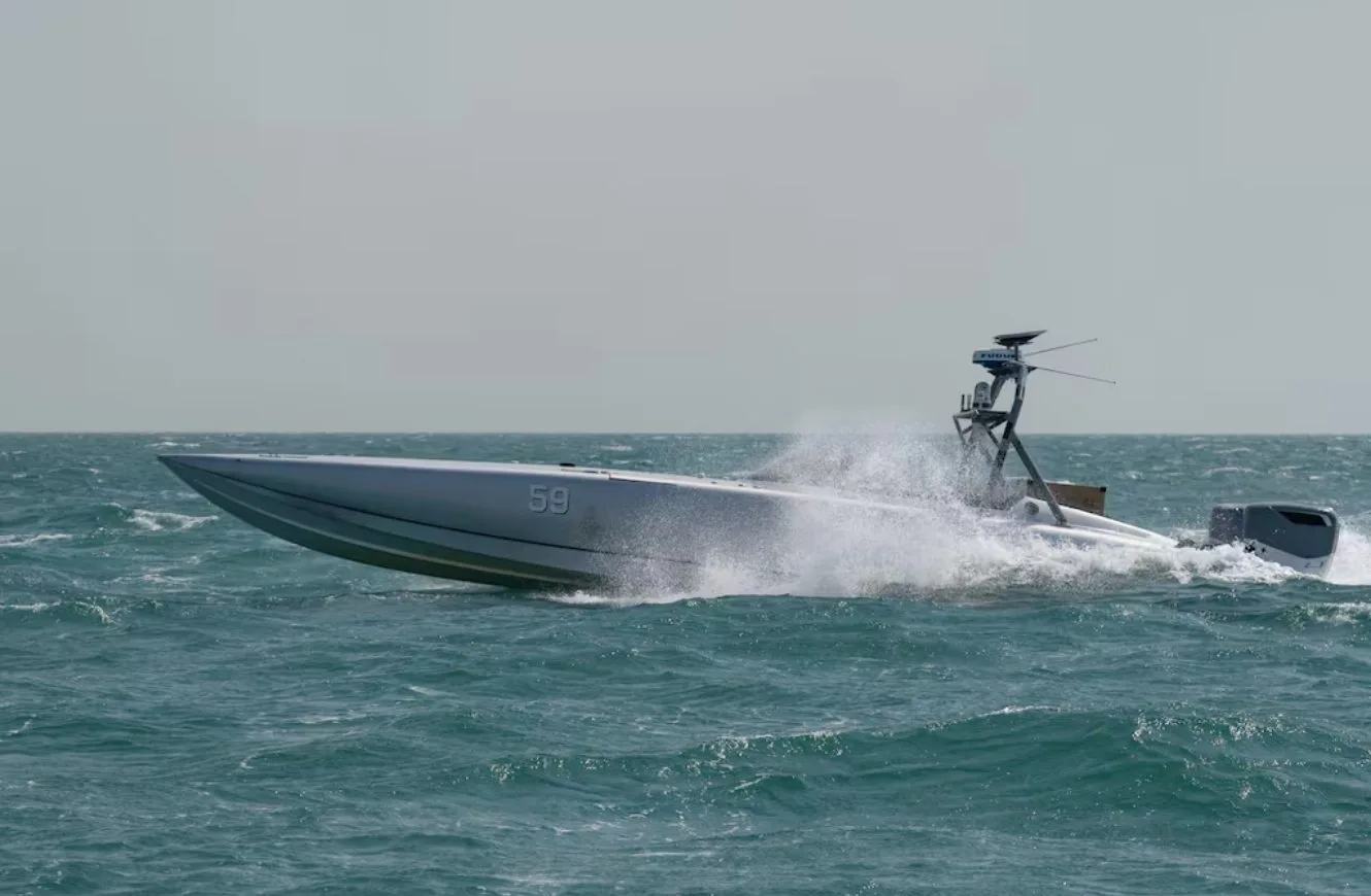 Un vehículo de superficie no tripulado MARTAC T-38 Devil Ray opera en el Golfo Pérsico, 26 de octubre. Pentágono SWAP-USV