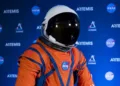 Imagen del traje espacial de la NASA seleccionado para la misión de exploración lunar Artemis.