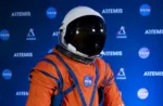 Imagen del traje espacial de la NASA seleccionado para la misión de exploración lunar Artemis.