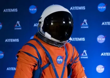 Imagen del traje espacial de la NASA seleccionado para la misión de exploración lunar Artemis.