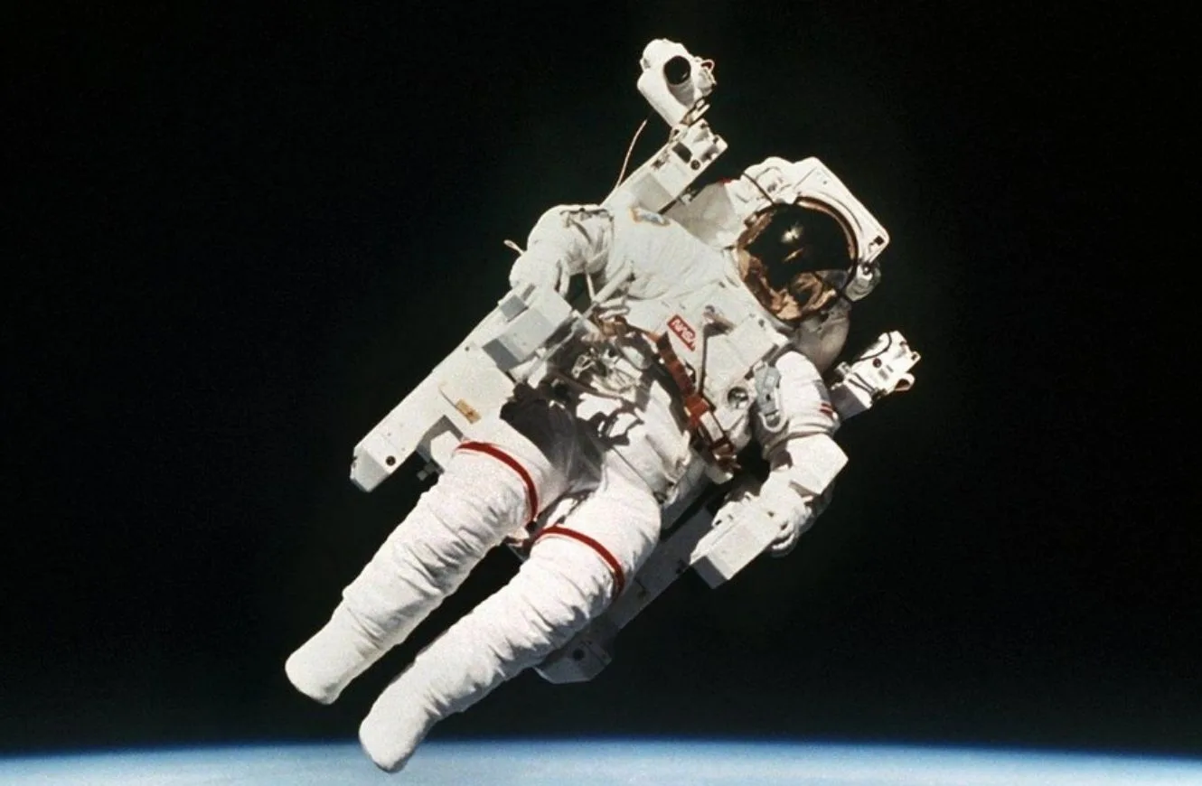 Imagen de astronauta con el traje espacial en el espacio.