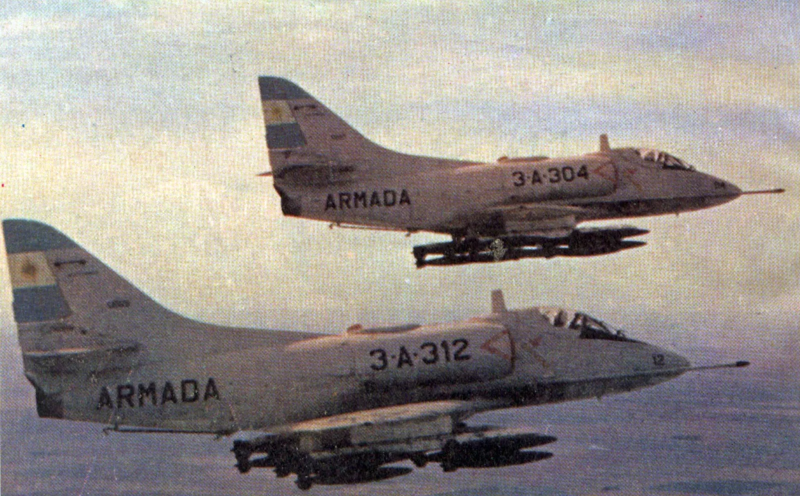 Dos A-4Q Skyhawk de la Aviación Naval Argentina. Pertenecen a la misma familia de aviones de ataque que los A-4C utilizados por la Fuerza Aérea Argentina durante la Guerra de Malvinas.
