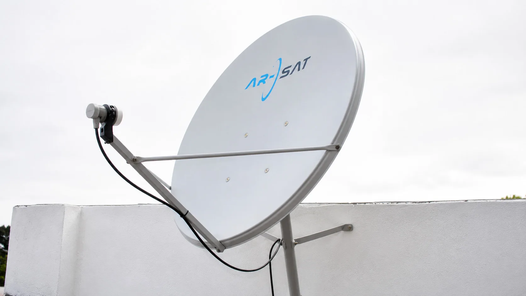 Antena parabólica ARSAT, que se instala en hogares o instituciones para brindar conectividad.