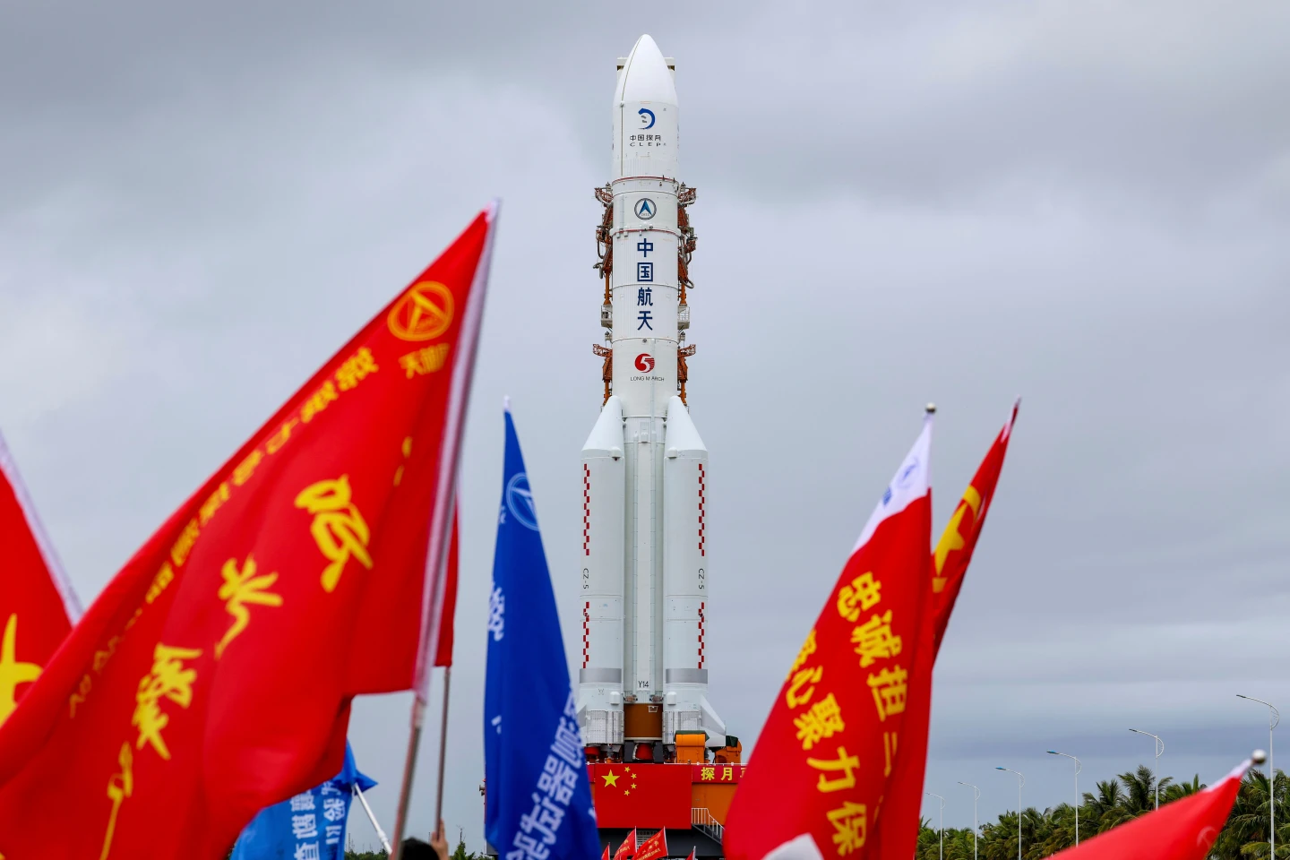 La sonda lunar Chang'e-7 y el cohete lunar Long March-5 Y14 durante el traslado vertical a la plataforma del Centro Espacial Wenchang, el miércoles 19 de agosto de 2026.
