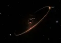 Astrónomos descubren la estrella más rápida de la Vía Láctea: viaja a 25.000 km/s alrededor de un agujero negro.