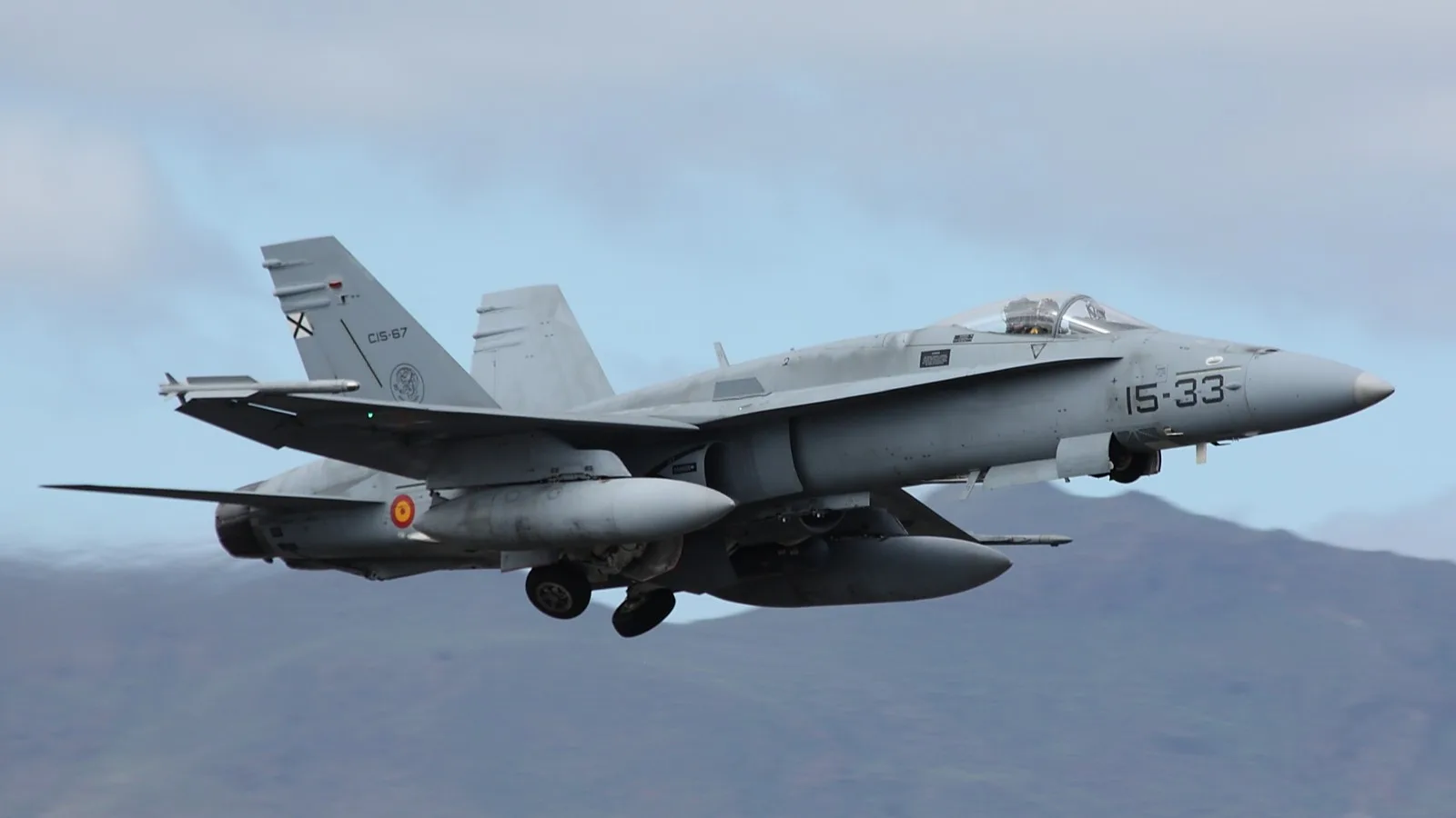El F-18M es la versión modernizada del EF-18 Hornet que España incorporó a partir de 1986. Es un caza bimotor polivalente que realiza misiones de superioridad aérea e interceptación y ataques contra blancos terrestres y navales.
