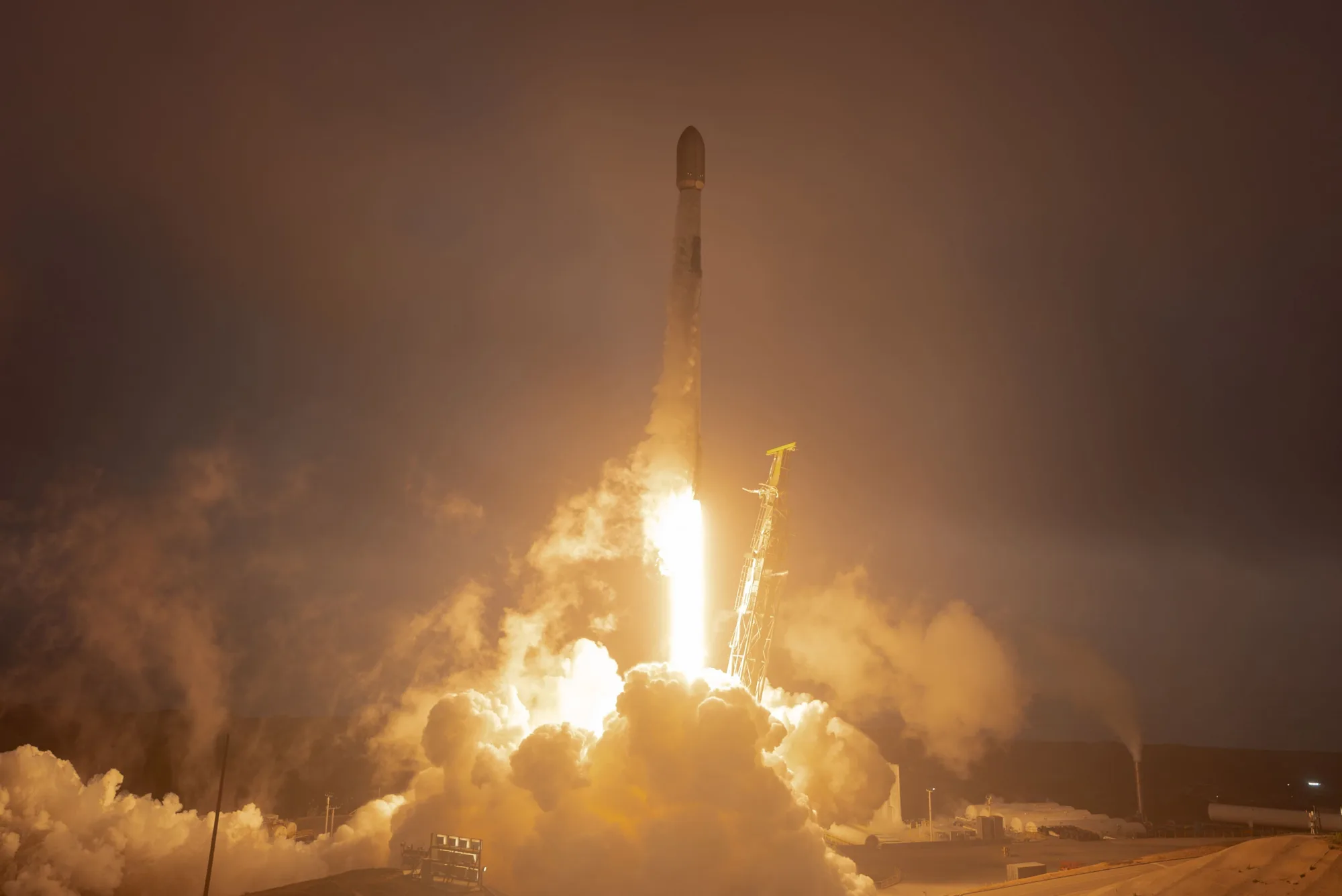 SpaceX lanzó dos Falcon 9 con solo 38 minutos de diferencia y estableció un nuevo récord.