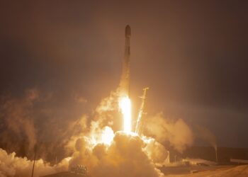 SpaceX lanzó dos Falcon 9 con solo 38 minutos de diferencia y estableció un nuevo récord.