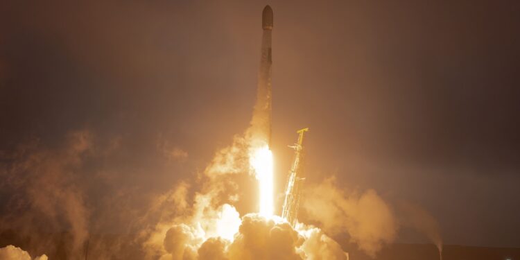 SpaceX lanzó dos Falcon 9 con solo 38 minutos de diferencia y estableció un nuevo récord.