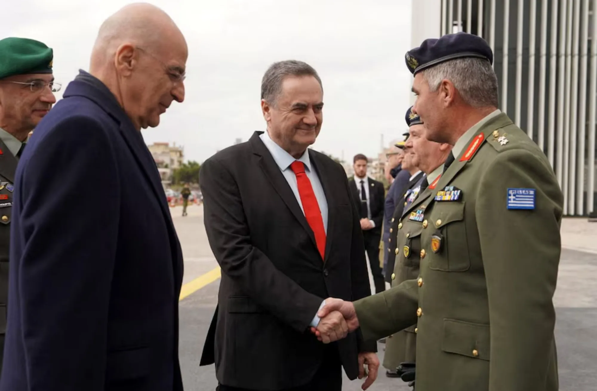 El ministro de Defensa de Israel, Israel Katz, estrecha la mano del director general de la Dirección General de Inversiones y Armamento de Defensa (GDDIA) de Grecia, el mayor general Ioannis Bouras, junto al ministro de Defensa Nacional de Grecia, Nikolaos Dendias, durante una visita a Grecia en enero de 2026. Crédito: Ministerio de Defensa de Israel.