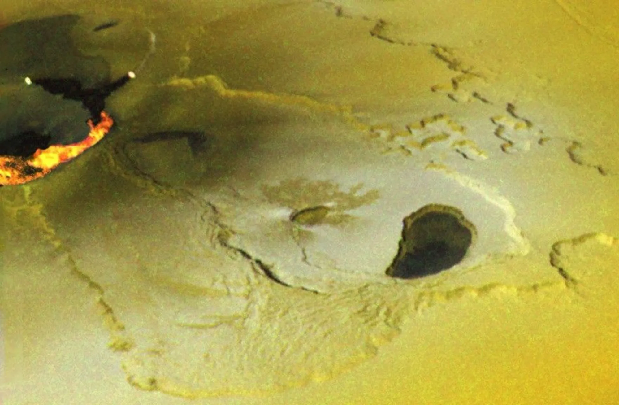 La lava se derrama sobre la superficie de Io durante una erupción volcánica. Créditos: NASA/ JPL/ Universidad de Arizona.