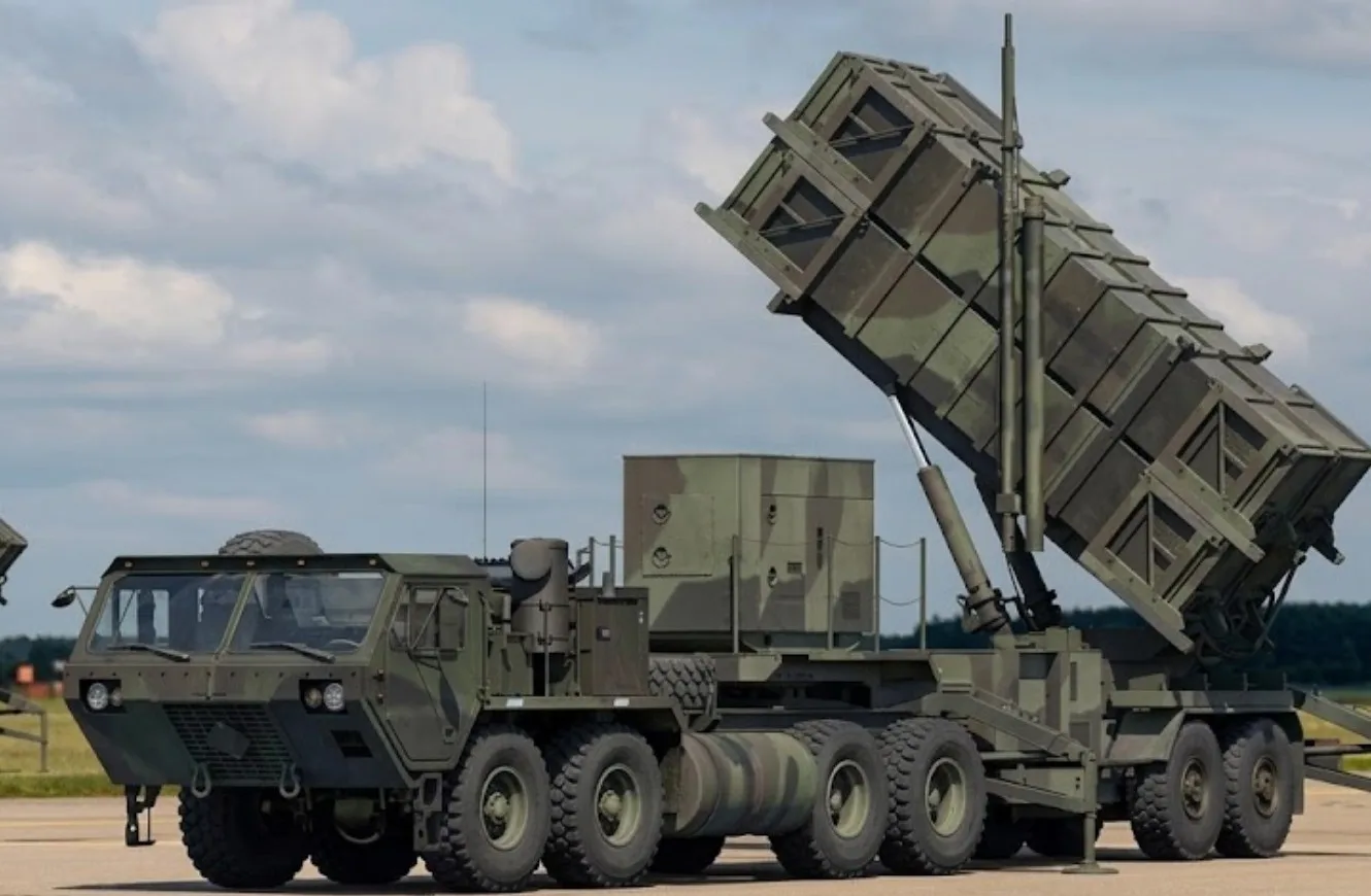 El MIM-104 Patriot es un sistema estadounidense de defensa aérea y antimisiles de largo alcance, desarrollado por Raytheon. Está diseñado para detectar, seguir e interceptar amenazas aéreas como aviones, misiles de crucero, drones y misiles balísticos tácticos.