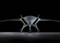 Australia sigue avanzando con su nuevo caza autónomo MQ-28A Ghost Bat. Tras ensayos de vuelo exitosos, el Gobierno anunció una inversión de US$ 1.000 millones para convertirlo en una capacidad operativa de combate.