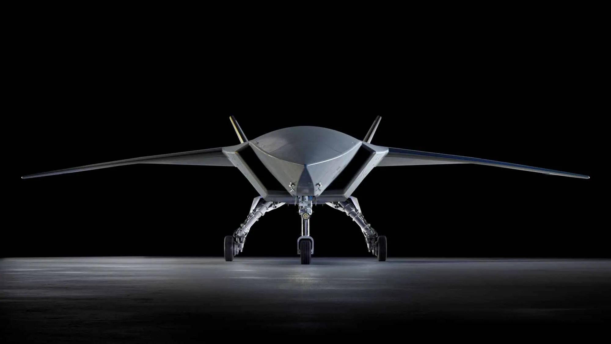 Australia sigue avanzando con su nuevo caza autónomo MQ-28A Ghost Bat. Tras ensayos de vuelo exitosos, el Gobierno anunció una inversión de US$ 1.000 millones para convertirlo en una capacidad operativa de combate.