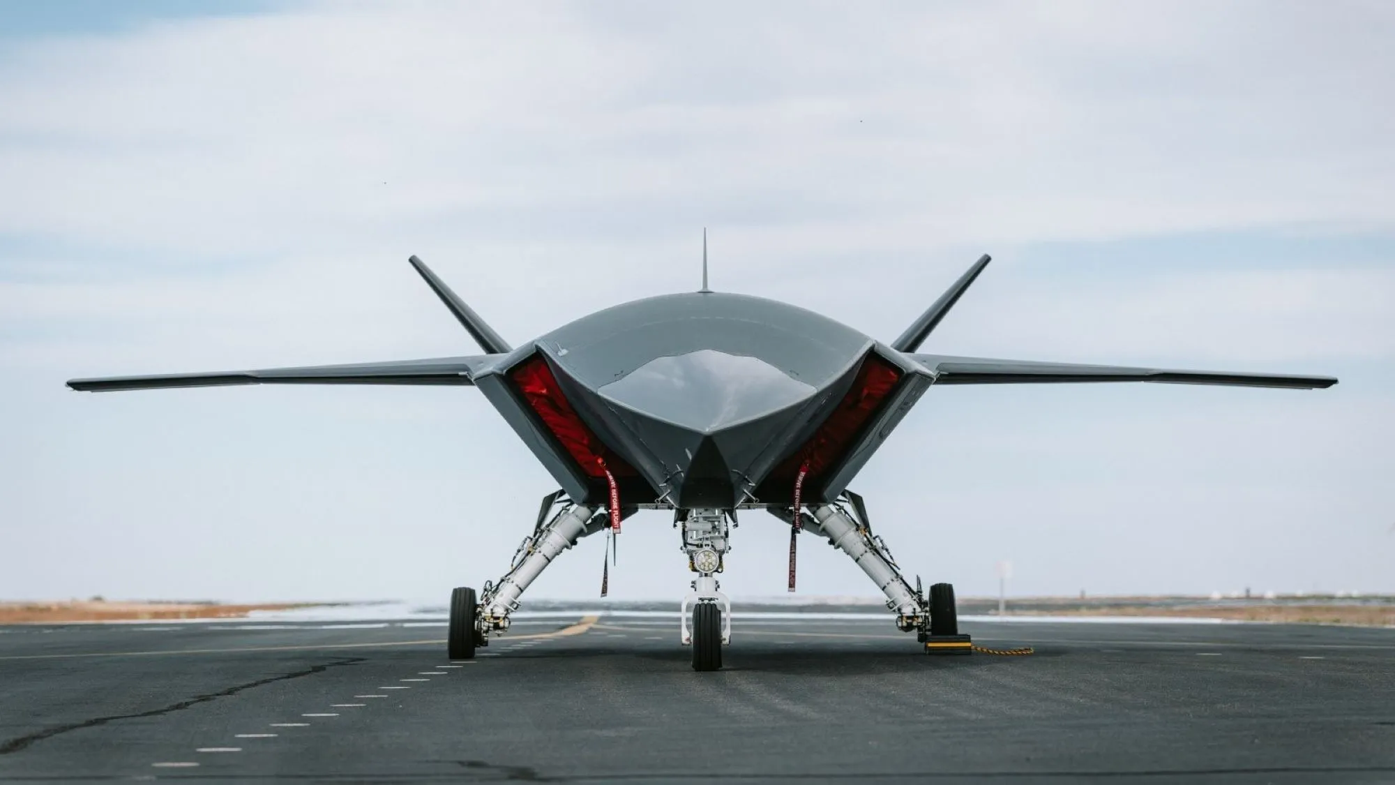 Australia sigue avanzando con su nuevo caza autónomo MQ-28A Ghost Bat. Tras ensayos de vuelo exitosos, el Gobierno anunció una inversión de US$ 1.000 millones para convertirlo en una capacidad operativa de combate.