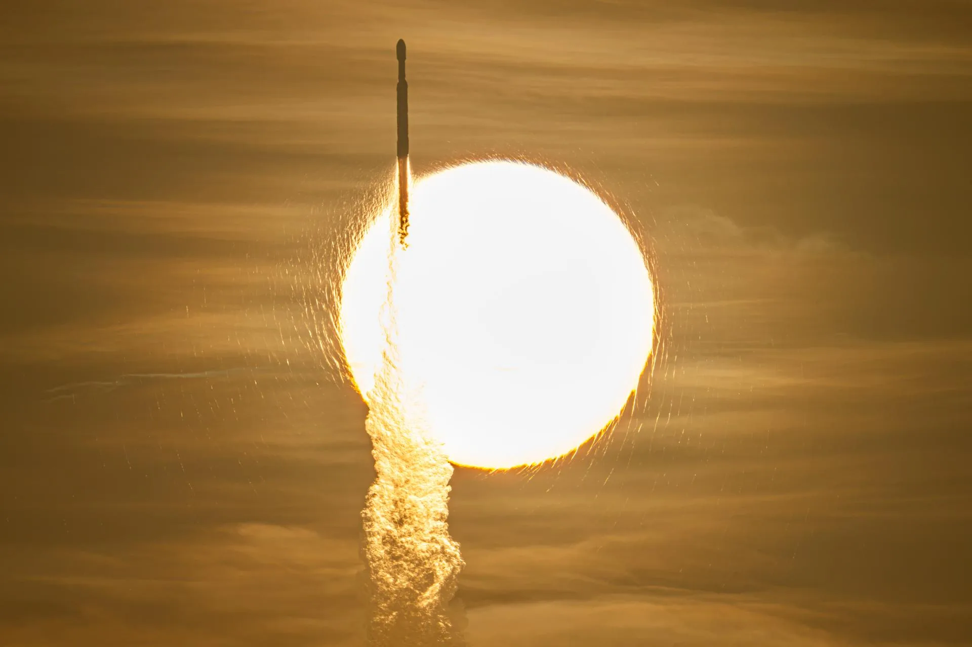 El telescopio espacial Roman despegó a bordo de un Falcon Heavy de SpaceX desde el Complejo de Lanzamiento 39A del Centro Espacial Kennedy.