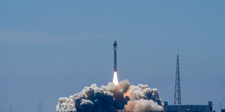 China lanzó con éxito los satélites Oriental Smart Eye 01 y 02, que pueden procesar la información en el espacio con inteligencia artificial.