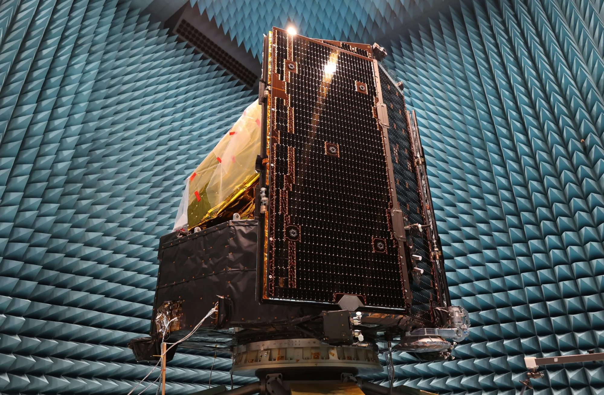 Imagen del observatorio PLATO luego de superar una serie de pruebas clave dentro de la cámara de pruebas Maxwell en ESTEC. Durante ese ensayo, la nave demostró que su equipo electrónico es apto para funcionar en el espacio.