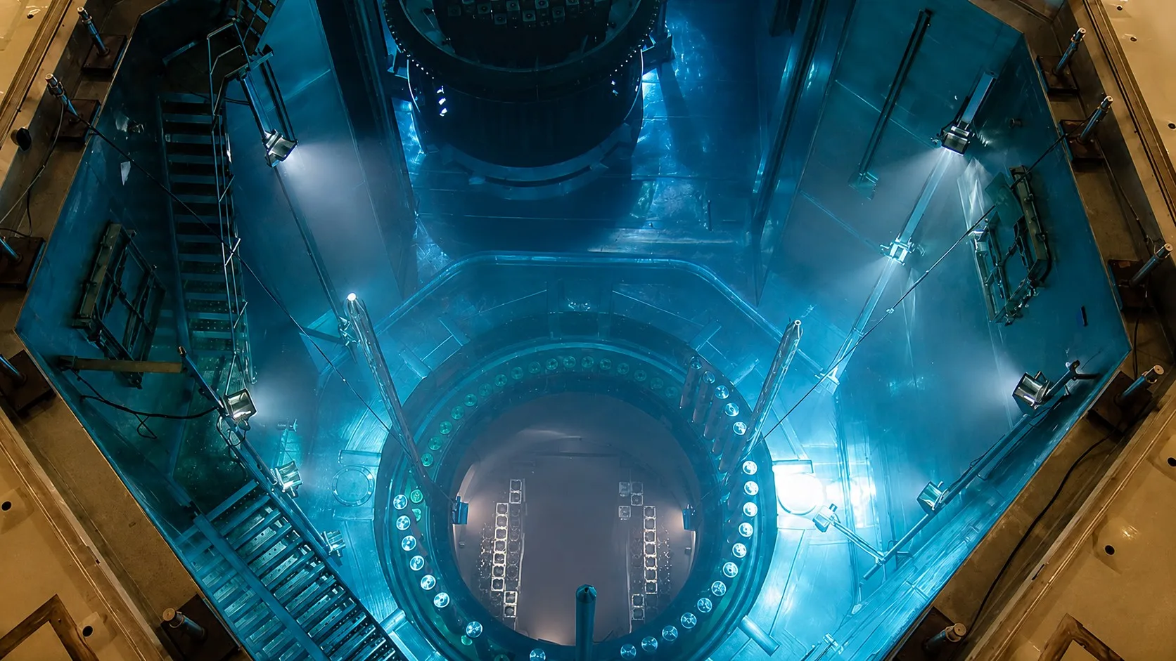 La ARN regula y fiscaliza la seguridad de las centrales nucleares argentinas, otorgando licencias y verificando que cumplan los requisitos técnicos y radiológicos durante toda su operación.