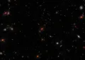 El telescopio espacial James Webb (JWST) permitió obtener nuevas pistas sobre la naturaleza de los llamados “little red dots” o pequeños puntos rojos.