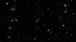El telescopio espacial James Webb (JWST) permitió obtener nuevas pistas sobre la naturaleza de los llamados “little red dots” o pequeños puntos rojos.