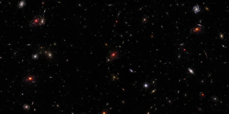 El telescopio espacial James Webb (JWST) permitió obtener nuevas pistas sobre la naturaleza de los llamados “little red dots” o pequeños puntos rojos.