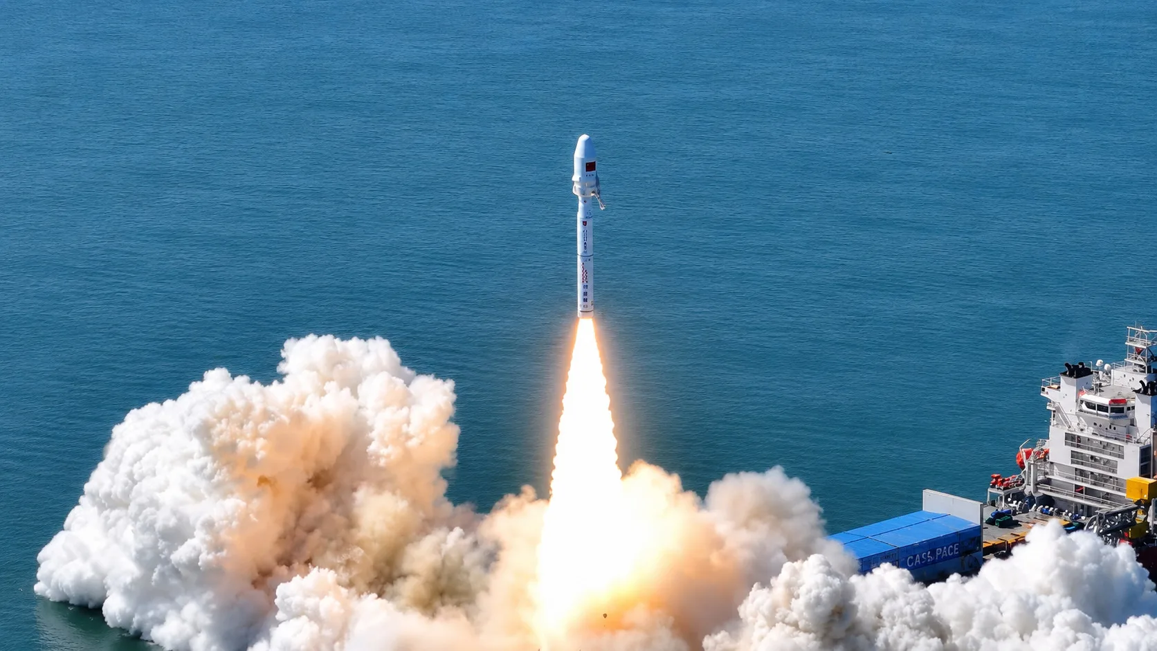 China lanzó dos satélites de observación con inteligencia artificial a bordo de un cohete Smart Dragon-3 desde una plataforma marítima frente a la ciudad de Haiyang.
