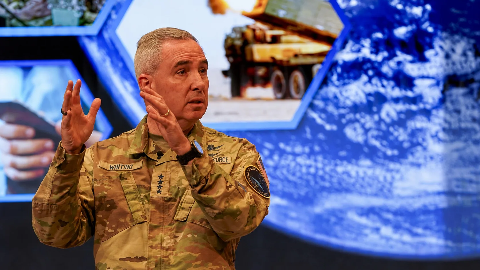 El general Stephen Whiting, comandante del Comando Espacial, pronuncia un discurso en mayo de 2025 en la Escuela de Guerra Naval de los Estados Unidos.