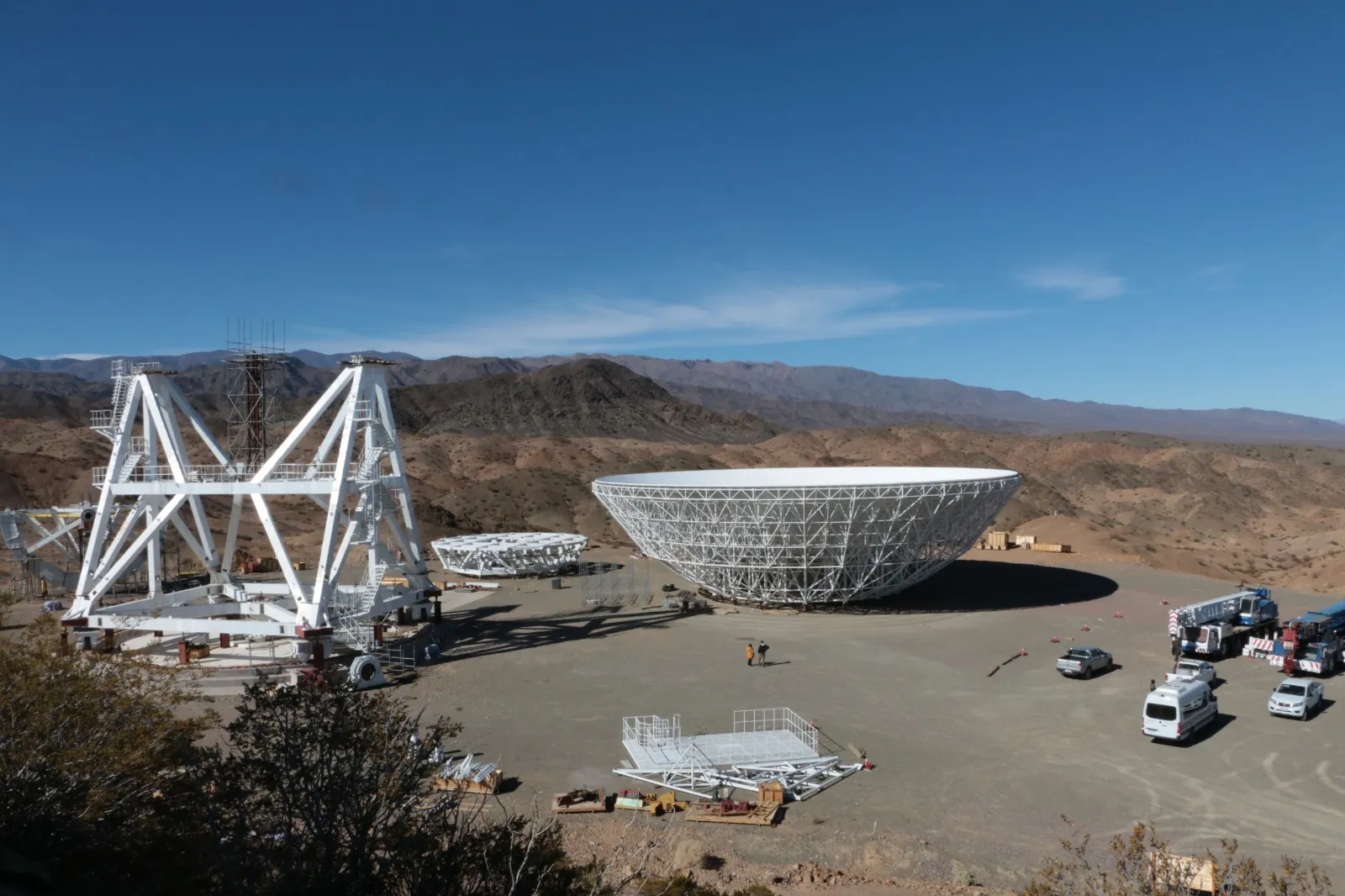 El Radiotelescopio Chino-Argentino (CART) durante su instalación en el Observatorio Astronómico Carlos U. Cesco, en Calingasta.