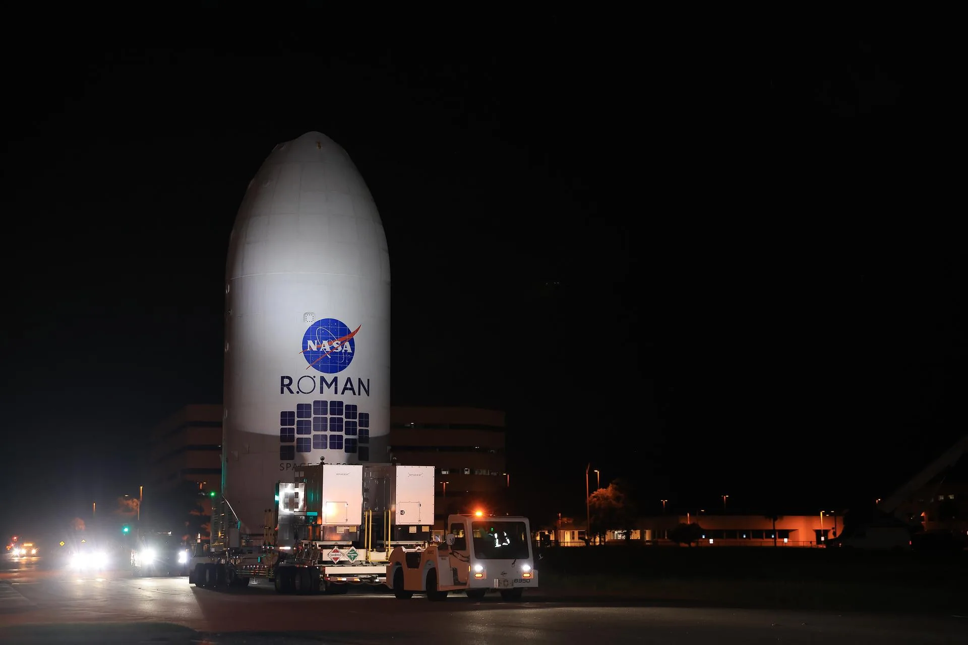 El telescopio espacial Nancy Grace Roman de la NASA, encapsulado en su carenado de carga útil, se traslada desde la Instalación de Servicio de Carga Útil Peligrosa hasta el hangar de SpaceX en el Complejo de Lanzamiento 39A del Centro Espacial Kennedy de la NASA el martes 25 de agosto de 2026, antes de acoplarse a un cohete Falcon Heavy de SpaceX. Crédito: NASA/ Kim Shiflett.