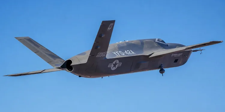 EE.UU. lleva a la producción al caza no tripulado FQ-42A que volará junto a sus aviones más avanzados.