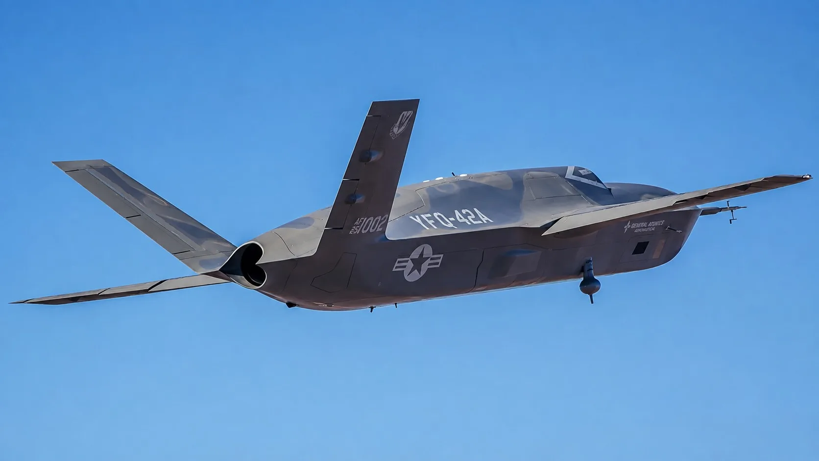 EE.UU. lleva a la producción al caza no tripulado FQ-42A que volará junto a sus aviones más avanzados.