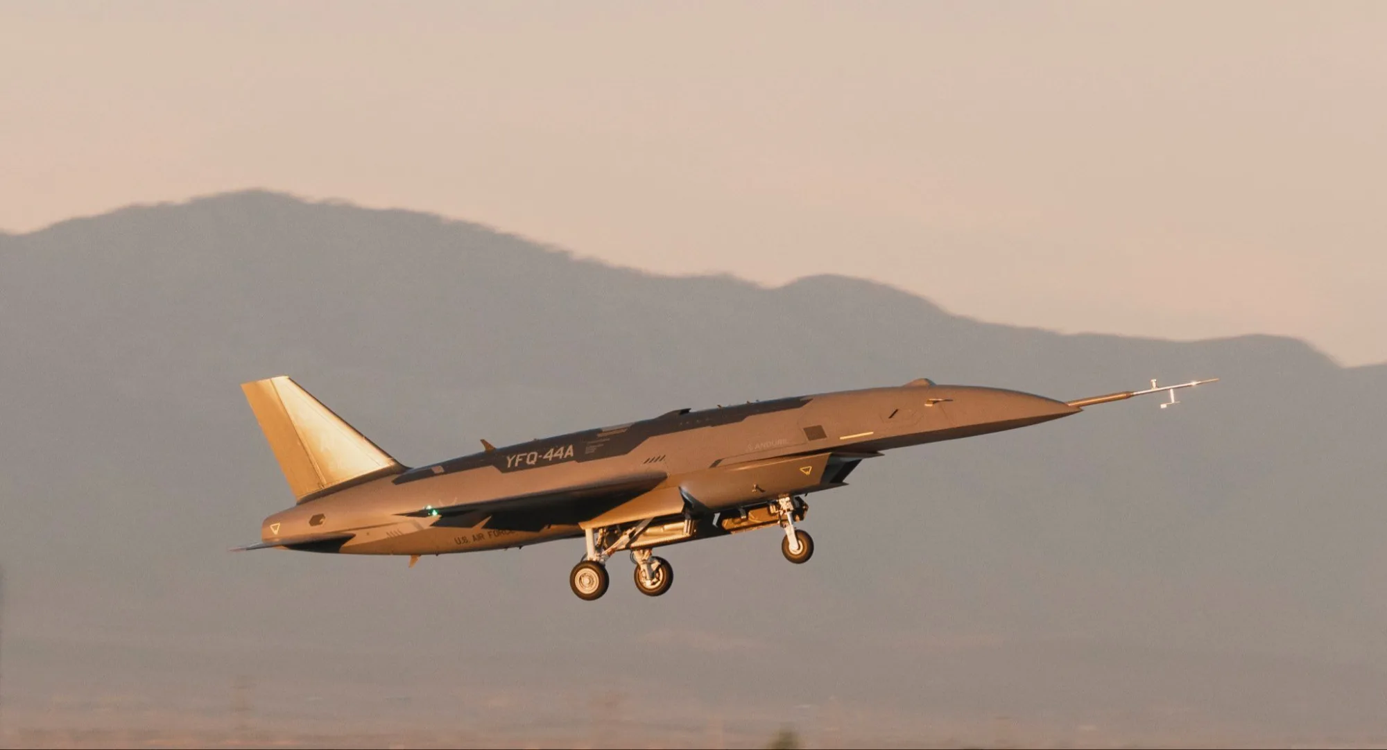 EE.UU. prepara al caza autónomo FQ-44 Fury para combatir junto a sus F-35.