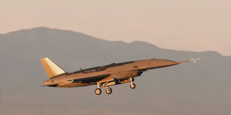 EE.UU. prepara al caza autónomo FQ-44 Fury para combatir junto a sus F-35.