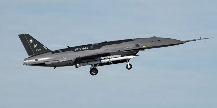 El YFQ-44A, desarrollado por Anduril para la Fuerza Aérea de Estados Unidos, es un avión de combate semiautónomo de tipo CCA.