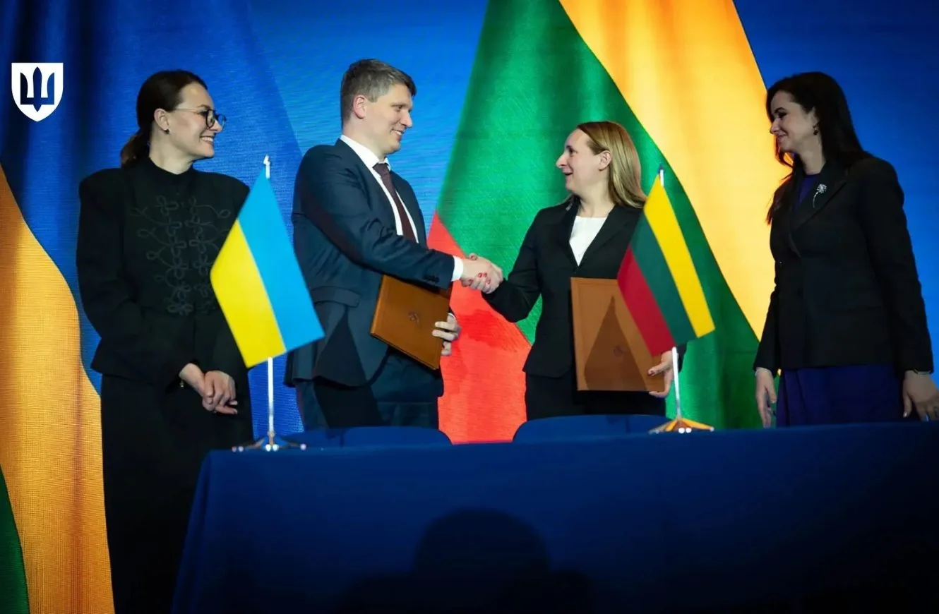 Imagen de la firma entre el Ministerio de Defensa Nacional de Lituania y Brave 1, que tuvo lugar el 1 de junio durante el segundo Foro de Innovadores en Defensa OTAN-Ucrania en Vilna, organizado por la OTAN.