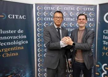 Imagen de Sabino Vaca Narvaja, presidente del CITAC; Wang Xiaoxu, Ministro Consejero de la Embajada de la República Popular China en la Argentina.
