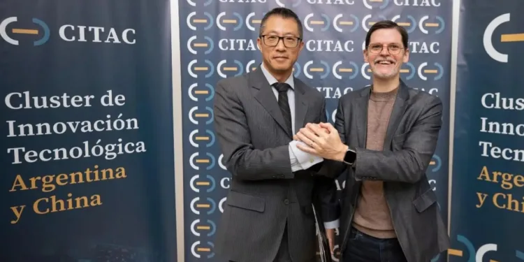 Imagen de Sabino Vaca Narvaja, presidente del CITAC; Wang Xiaoxu, Ministro Consejero de la Embajada de la República Popular China en la Argentina.