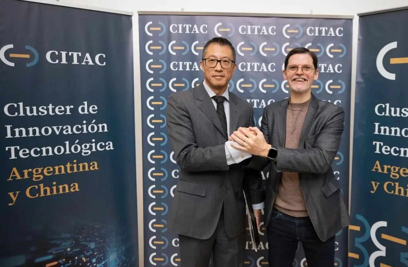 Imagen de Sabino Vaca Narvaja, presidente del CITAC; Wang Xiaoxu, Ministro Consejero de la Embajada de la República Popular China en la Argentina.